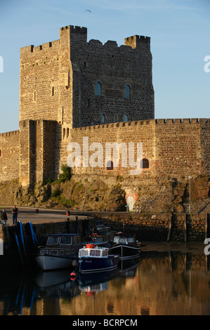 Carrickfergus Castle liegt am Ufer von Belfast, von John de Courcy 1177 als sein Hauptquartier errichtet, nachdem er Geschäftsgebäuden erobert Stockfoto