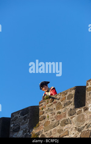 Carrickfergus Castle mit Life-Size-Model eines englischen Rotrock Soldat und Gewehr County Antrim-Nordirland Vereinigtes Königreich Stockfoto