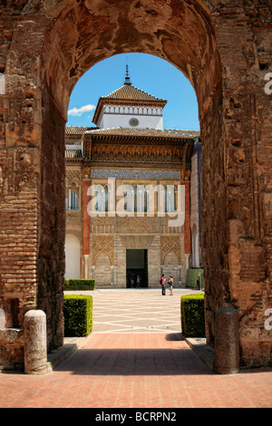 Die Fassade des Palacio Pedro ich eingerahmt in einen Torbogen im Real Alcazar, Sevilla, Spanien Stockfoto