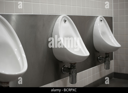 Drei Herren Urinale in der öffentlichen Toilette Stockfoto