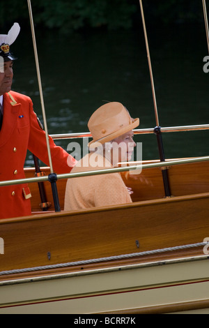 Königin Elizabeth II. besucht die jährliche Swan Upping Zeremonie, Boveney Schloss, Berkshire, England, UK 20. Juli 2009 Stockfoto