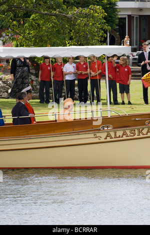 Königin Elizabeth II. besucht die jährliche Swan Upping Zeremonie, Boveney Schloss, Berkshire, England, UK 20. Juli 2009 Stockfoto