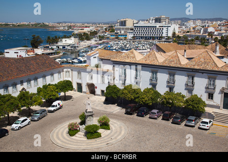 Blick auf Faro Stadtzentrum wird Altstadt im Vordergrund und das Hafengebiet im Hintergrund Stockfoto