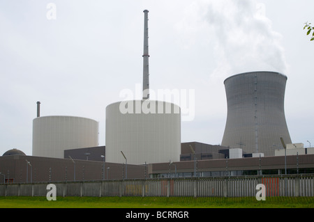 Gundremmingen Atomkraftwerk in Bayern, Deutschland. 2 aktive BWR-Reaktoren. Kernkraftwerk Gundremmingen, Bayern, Deutschland. Stockfoto