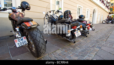 Harley Davidson Motorräder geparkt auf dem Stadtplatz in Zell am See, Österreich. Stockfoto