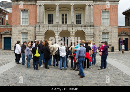 Reisegruppe im Innenhof Schloss von Dublin Irland Stockfoto