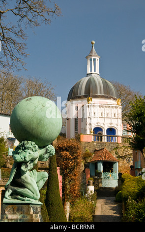 Statue des Atlas auf dem Gelände des Portmeirion Dorf in der Nähe von Porthmadog, Gwynedd, Nordwales, UK Stockfoto