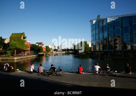 Sonnenanbeter genießen Sommer Abendsonne an der Kreuzung der Stadt Straße Becken und Regents Canal, Islington, London, UK Stockfoto