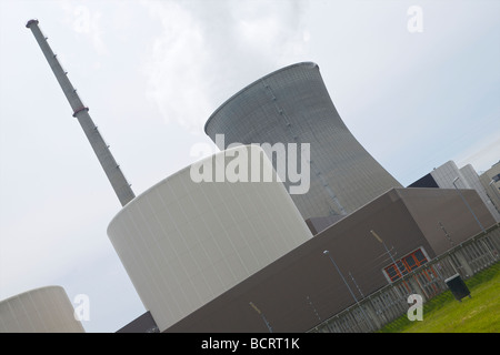 Gundremmingen Atomkraftwerk in Bayern, Deutschland. 2 aktive BWR-Reaktoren. Kernkraftwerk Gundremmingen, Bayern, Deutschland. Stockfoto