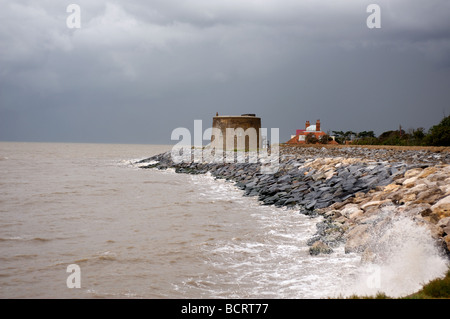 Neu errichtete Rock Rüstung Schutz ein Martello-Turm an der Küste von Suffolk. Stockfoto