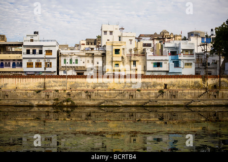 Ein kleines Stadtbild in verschmutzten Gewässern in Udaipur, Indien Stockfoto