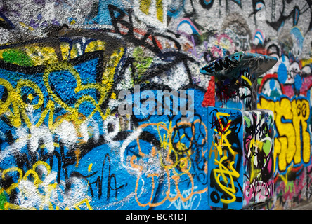 Parkuhr in Graffiti zusammen mit Mauer, Windmill Lane Dublin Irland bedeckt Stockfoto