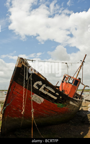 Ein verlassenes altes Fischerboot gestrandet auf Mersea Island in Essex.  Foto von Gordon Scammell Stockfoto