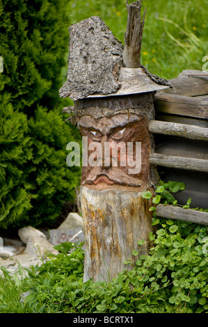 Holz-Schnitzerei eines old mans Kopf gebildet aus einem festen Protokoll. Stockfoto