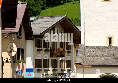 Traditionelle österreichische Gebäude, vor allem Holzkonstruktion, louvered Windows und Balkonkästen. Stockfoto