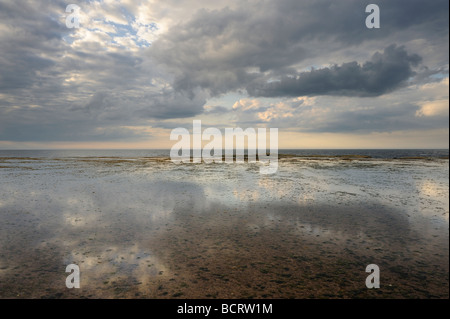 Stürme kommen der Nordsee gesehen von gegen Bay in der Nähe von Whitby an der Ostküste von Yorkshire, England, UK Stockfoto