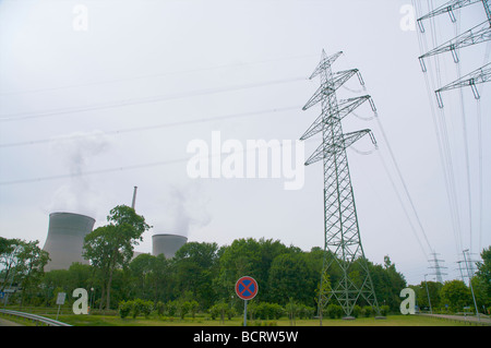 Gundremmingen Atomkraftwerk in Bayern, Deutschland. 2 aktive BWR-Reaktoren. Kernkraftwerk Gundremmingen, Bayern, Deutschland. Stockfoto