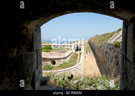 Eine Ansicht des Grabens in der Festung von La Mola auf der Balearen Insel Menorca Stockfoto