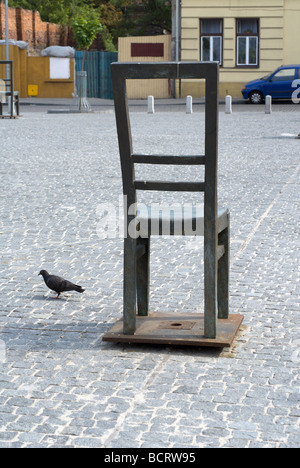Holocaust Memorial-Skulptur von leeren Stuhl Platz in Podgorze Stadtteil von Krakau ein jüdisches Ghetto im zweiten Weltkrieg. Stockfoto