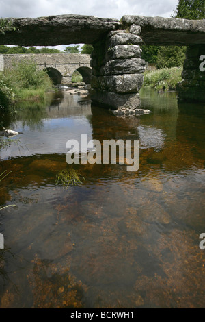 Dorf von Postbridge, England. Die East Dart River fließt unter der Postbridge Klöppel Brücke auf den Dartmoor National Park. Stockfoto