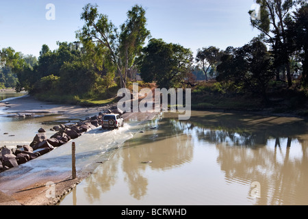 Ein Allradantrieb den East Alligator River an Cahills Kreuzung überqueren. Kakadu-Nationalpark, Northern Territory, Australien Stockfoto