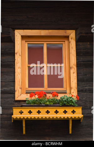 Traditionelle österreichische Gebäude, vor allem Holzkonstruktion, louvered Windows und Balkonkästen. Stockfoto