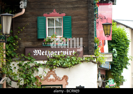 Traditionelle österreichische Gebäude, vor allem Holzkonstruktion, louvered Windows und Balkonkästen. Stockfoto