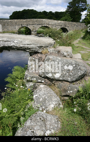 Dorf von Postbridge, England. Die East Dart River fließt unter der Postbridge Klöppel Brücke auf den Dartmoor National Park. Stockfoto