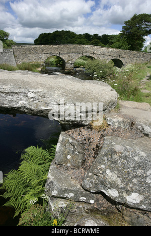 Dorf von Postbridge, England. Die East Dart River fließt unter der Postbridge Klöppel Brücke auf den Dartmoor National Park. Stockfoto