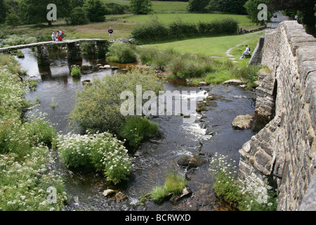 Dorf von Postbridge, England. Die East Dart River fließt unter der Postbridge Klöppel Brücke auf den Dartmoor National Park. Stockfoto