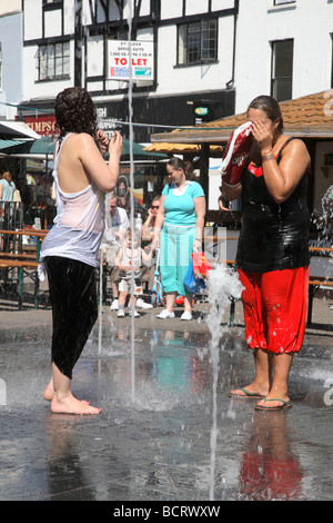 Abkühlung im Brunnen. Stockfoto