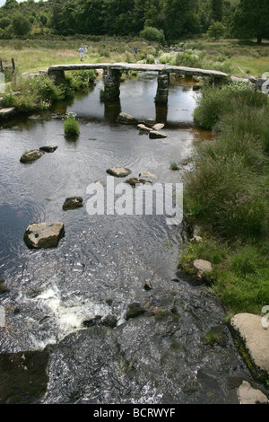 Dorf von Postbridge, England. Die East Dart River fließt unter der Postbridge Klöppel Brücke auf den Dartmoor National Park. Stockfoto