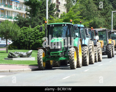 Traktoren geparkt das Zentrum von Le Havre als Protest von Landwirten. Stockfoto