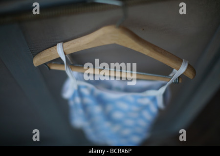 Kleid auf Kleiderbügel hängen Stockfoto