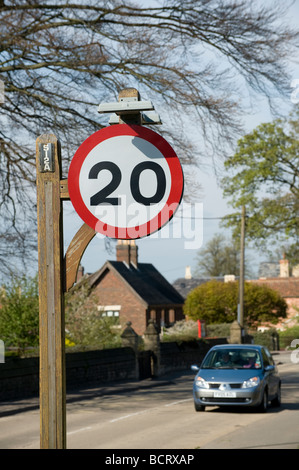 Auto nähert sich ein Schild zeigt eine Geschwindigkeitsbegrenzung von 20 km/h in einem Dorf in England Stockfoto