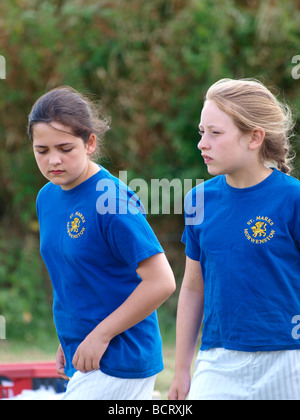 Zwei junge Mädchen ein Laufwettbewerb start vorbereitet Stockfoto