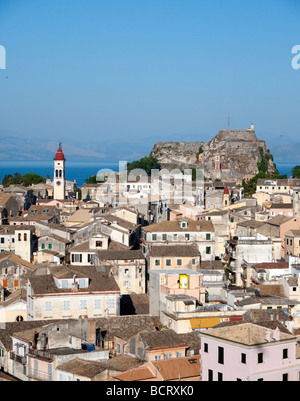 Blick über die historische alte Kerkyra in Richtung des alten Schlosses auf der Insel Korfu in Griechenland Stockfoto