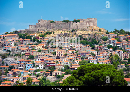 Ansicht der Stadt von Molyvos oder Mithymna mit historischen Burg am Hügel auf Lesbos Insel in Griechenland Stockfoto