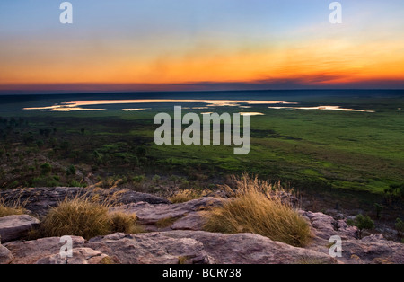 Nadab Auen bei Sonnenuntergang von der Spitze des Ubirr Rock. Kakadu National Park, Australien Stockfoto