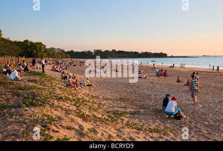 Leute warten auf den Sonnenuntergang am Mindil Beach in der Nacht des Mindil Beach Markets. Darwin, Northern Territory, Australien Stockfoto