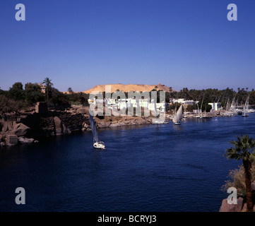 Eine Feluke Segeln auf dem Nil zwischen The Old Cataract Hotel und Elephantine Island Aswan, Ägypten Stockfoto