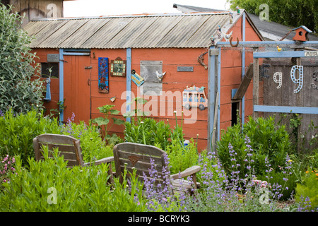 Skurrilen Hinterhofgarten mit essbaren Kräutern und roten Schuppen Amy Stewart s Garten Stockfoto