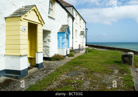 Auf dem Land mit Blick auf den Hafen von Charlestown, Cornwall, England Stockfoto