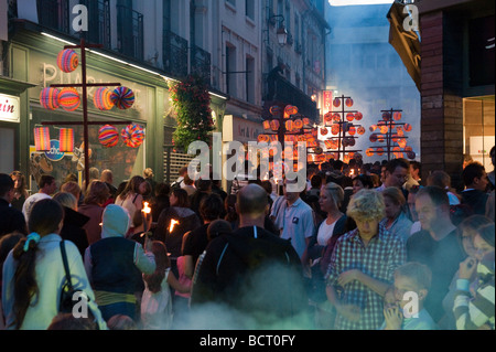 Late-Night-Party der Bastille Day in den Straßen von Honfleur, Frankreich Stockfoto