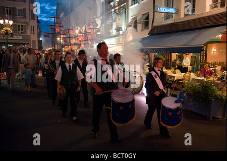 Late-Night-Party der Bastille Day in den Straßen von Honfleur, Frankreich Stockfoto