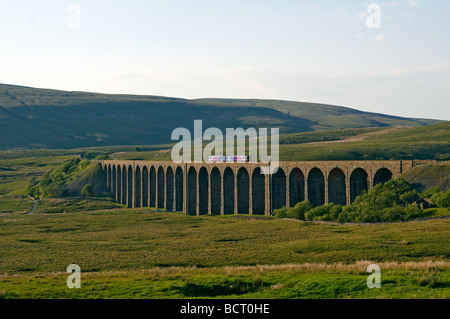 Der Ribblehead-Viadukt in der Yorkshire Dales mit einem kleinen Zug überquert das Viadukt Stockfoto