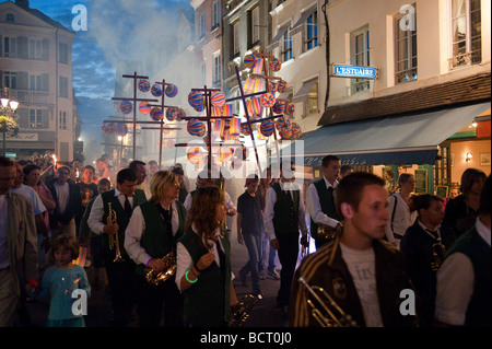 Late-Night-Party der Bastille Day in den Straßen von Honfleur, Frankreich Stockfoto