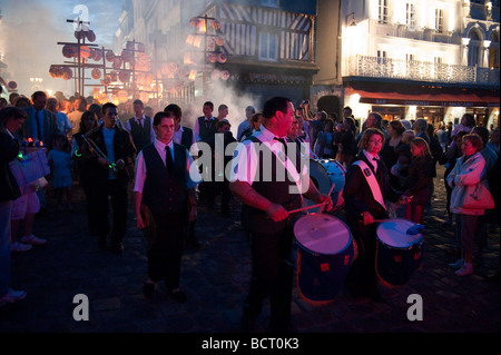 Late-Night-Party der Bastille Day in den Straßen von Honfleur, Frankreich Stockfoto