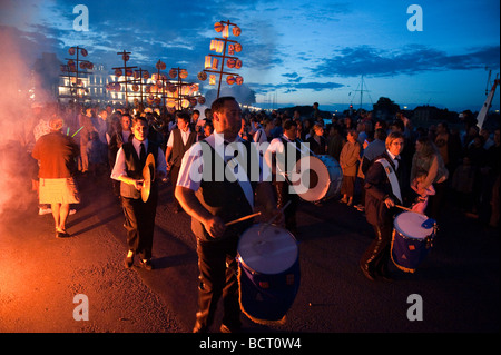 Late-Night-Party der Bastille Day in den Straßen von Honfleur, Frankreich Stockfoto