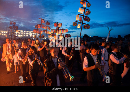 Late-Night-Party der Bastille Day in den Straßen von Honfleur, Frankreich Stockfoto